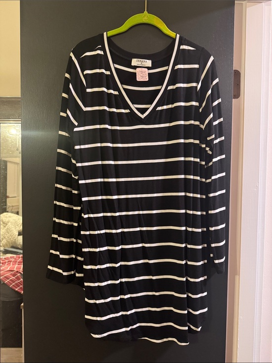 Zenana Outfitters Tops - Zenana Outfitters Black and White Striped V-Neck Tunic Top Long Sleeve